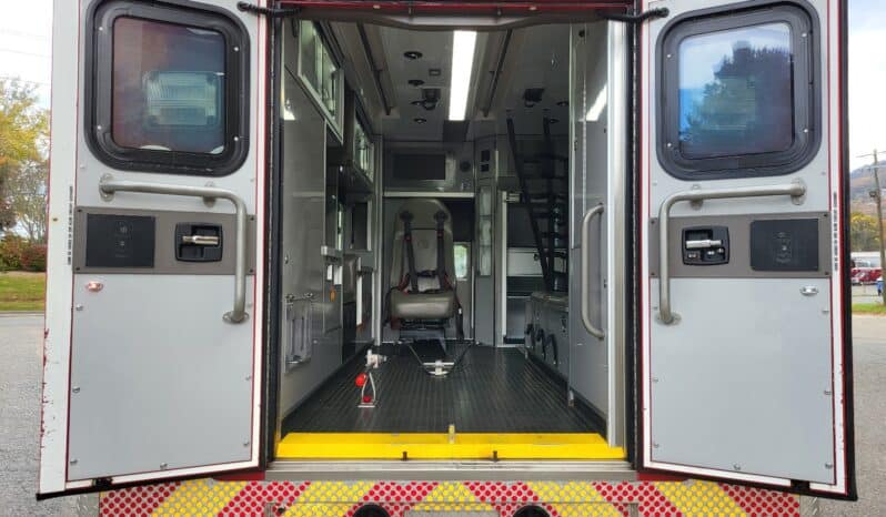 
								2014 F450 6.7L AEV Ambulance full									