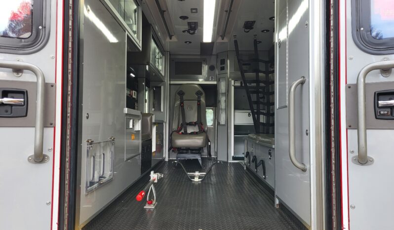 
								2014 F450 6.7L AEV Ambulance full									