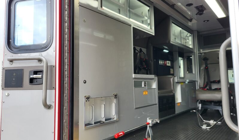 
								2014 F450 6.7L AEV Ambulance full									