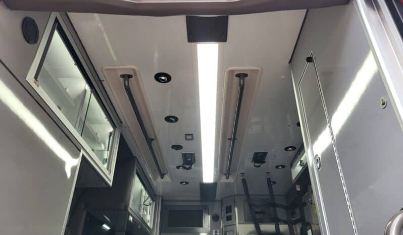 
								2014 F450 6.7L AEV Ambulance full									