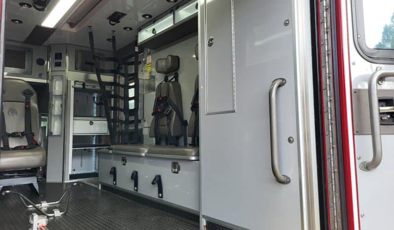 
								2014 F450 6.7L AEV Ambulance full									