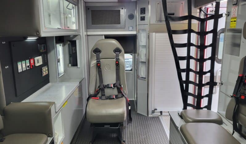 
								2014 F450 6.7L AEV Ambulance full									