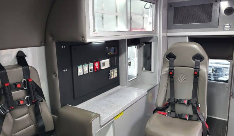 
								2014 F450 6.7L AEV Ambulance full									
