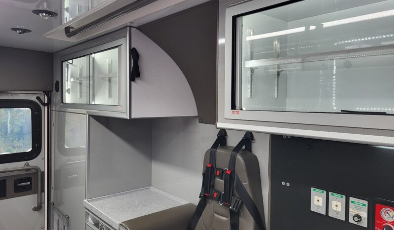 
								2014 F450 6.7L AEV Ambulance full									