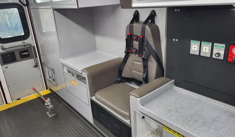 
								2014 F450 6.7L AEV Ambulance full									