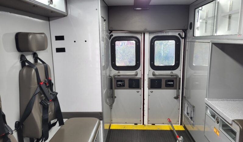 
								2014 F450 6.7L AEV Ambulance full									