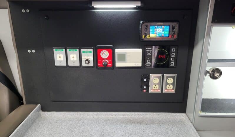 
								2014 F450 6.7L AEV Ambulance full									