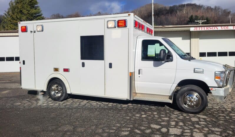 
								2016 E450 V10 Gas Demers Ambulance full									