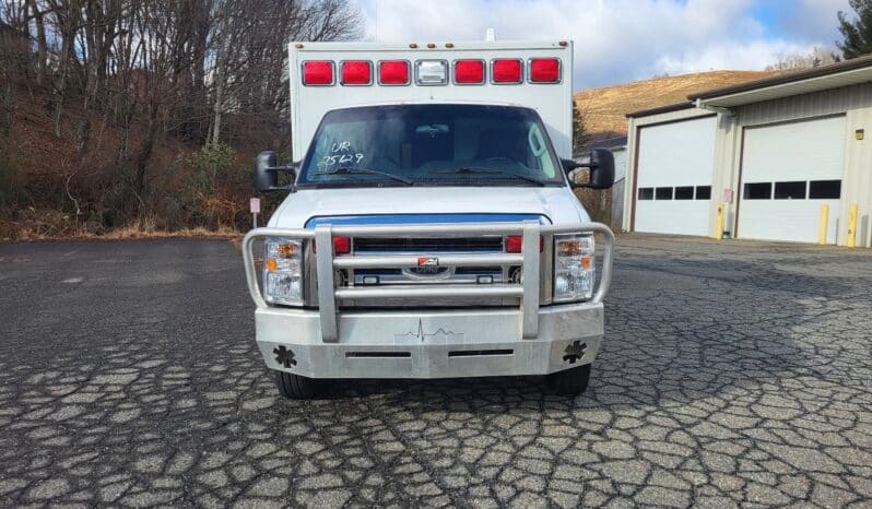 
								2016 E450 V10 Gas Demers Ambulance full									