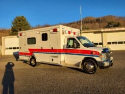 
										2009 E450 McCoy Miller Ambulance full									