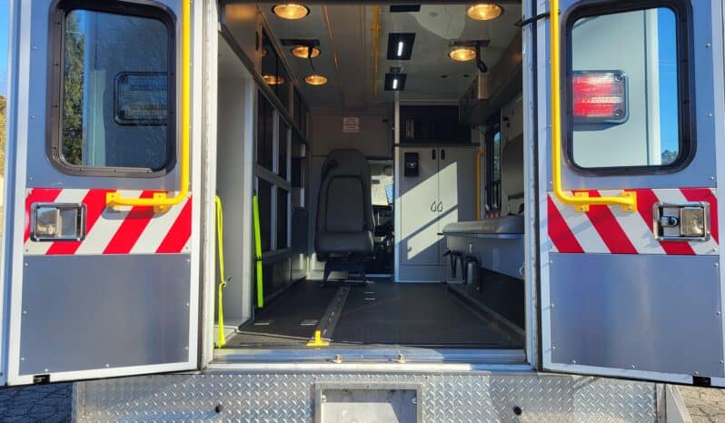 
								2007 G3500 6.6L Wheeled Coach Ambulance w 65k miles full									