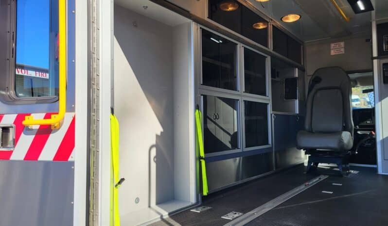 
								2007 G3500 6.6L Wheeled Coach Ambulance w 65k miles full									