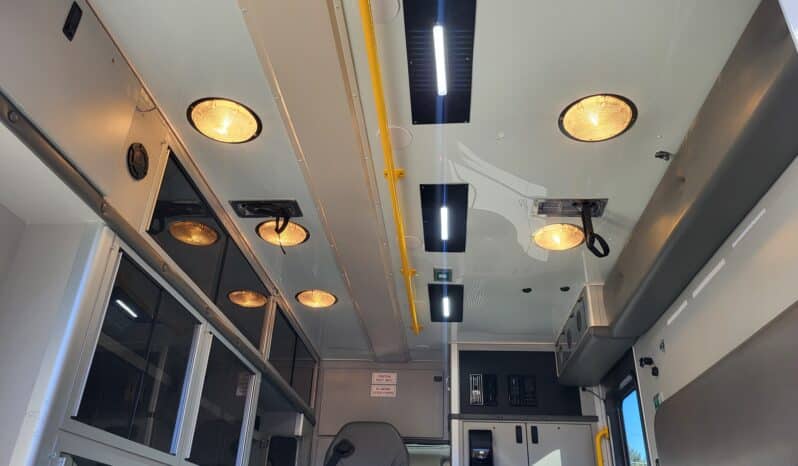 
								2007 G3500 6.6L Wheeled Coach Ambulance w 65k miles full									