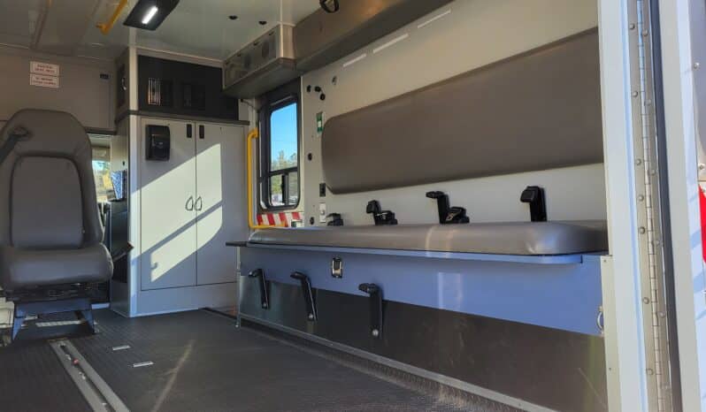 
								2007 G3500 6.6L Wheeled Coach Ambulance w 65k miles full									