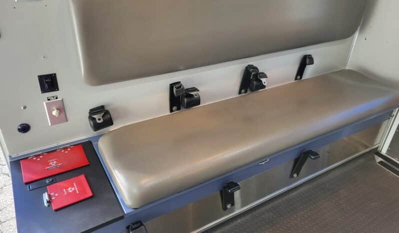 
								2007 G3500 6.6L Wheeled Coach Ambulance w 65k miles full									