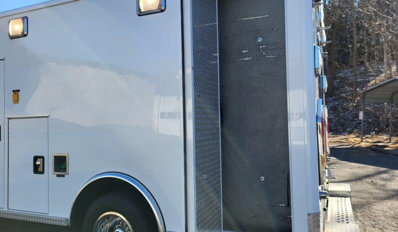 
								2007 G3500 6.6L Wheeled Coach Ambulance w 65k miles full									