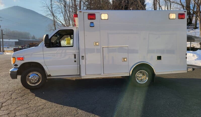 
								2002 7.3L E350 Osage Ambulance with STRYKER Power-LOAD and POWER PRO XT Cot full									