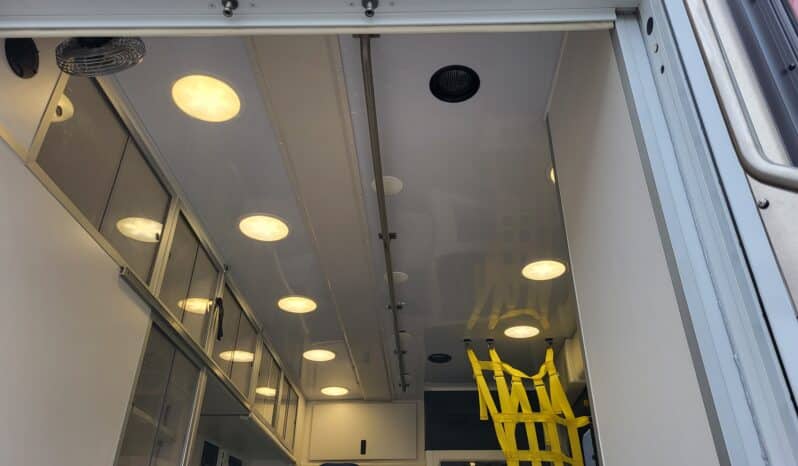 
								2015 F450 4×4 Wheeled Coach Ambulance, Only 38k miles full									