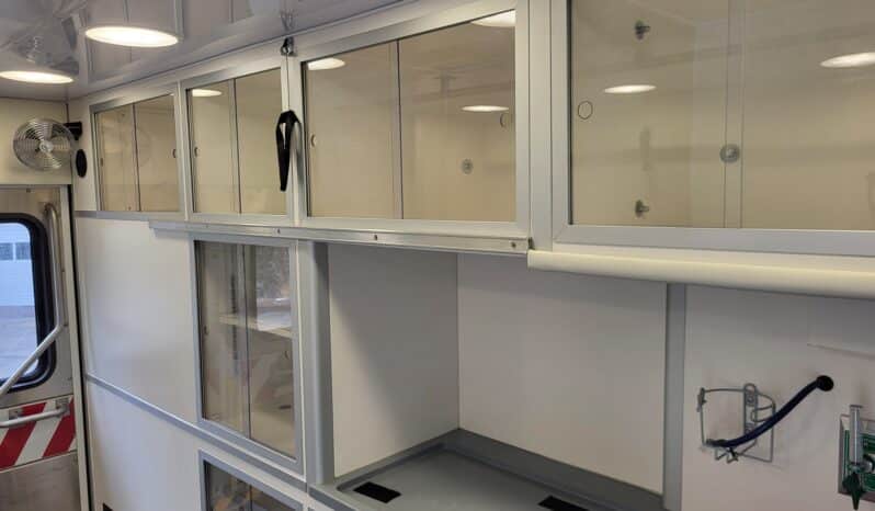 
								2015 F450 4×4 Wheeled Coach Ambulance, Only 38k miles full									