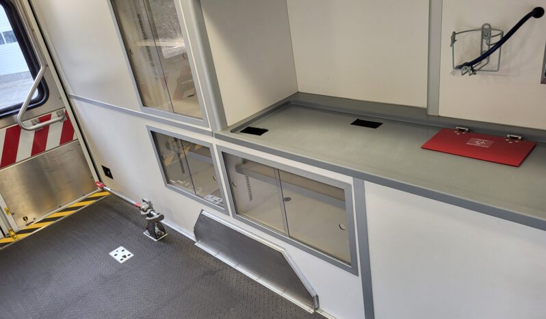 
								2015 F450 4×4 Wheeled Coach Ambulance, Only 38k miles full									