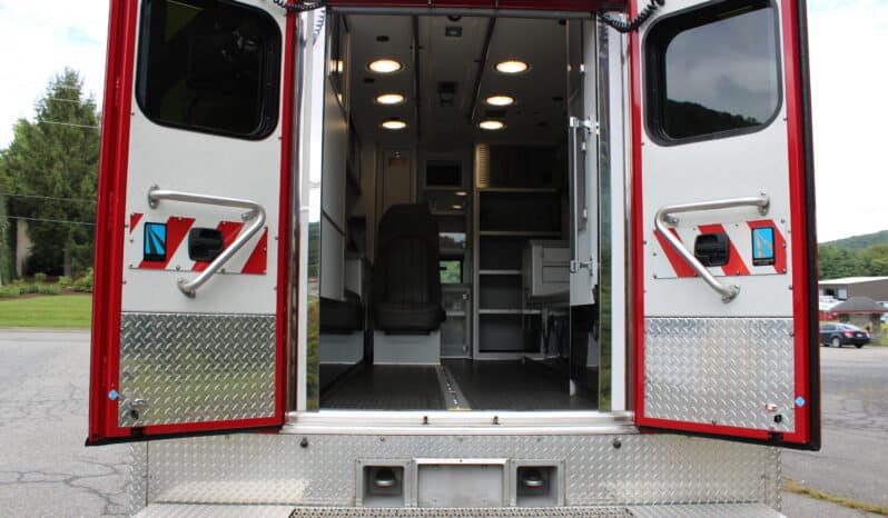 
								2015 F450 4×4 6.7L McCoy Miller Ambulance full									