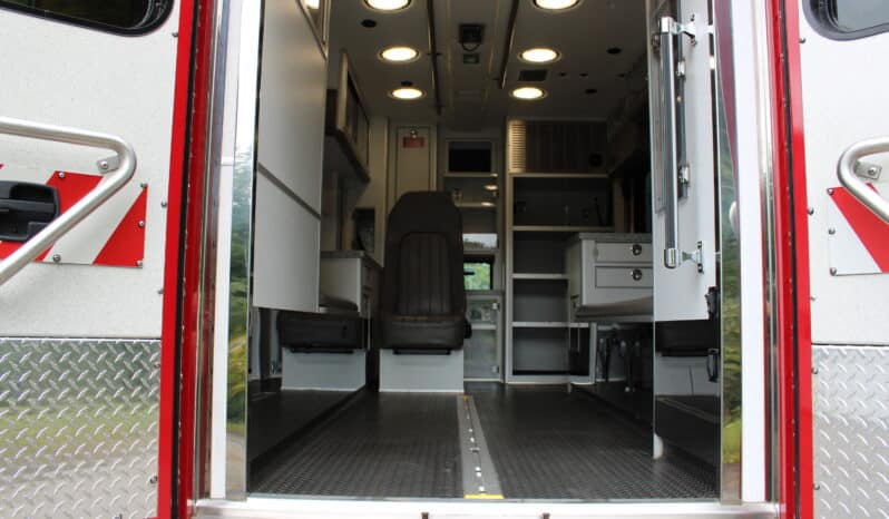 
								2015 F450 4×4 6.7L McCoy Miller Ambulance full									