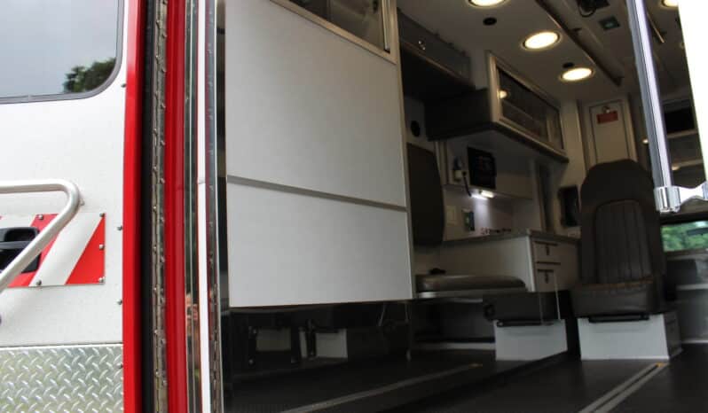 
								2015 F450 4×4 6.7L McCoy Miller Ambulance full									