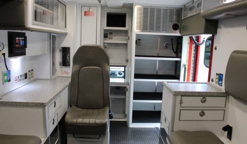 
								2015 F450 4×4 6.7L McCoy Miller Ambulance full									