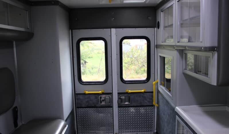 
								2018 E450 V10 Gas Wheeled Coach Ambulance full									