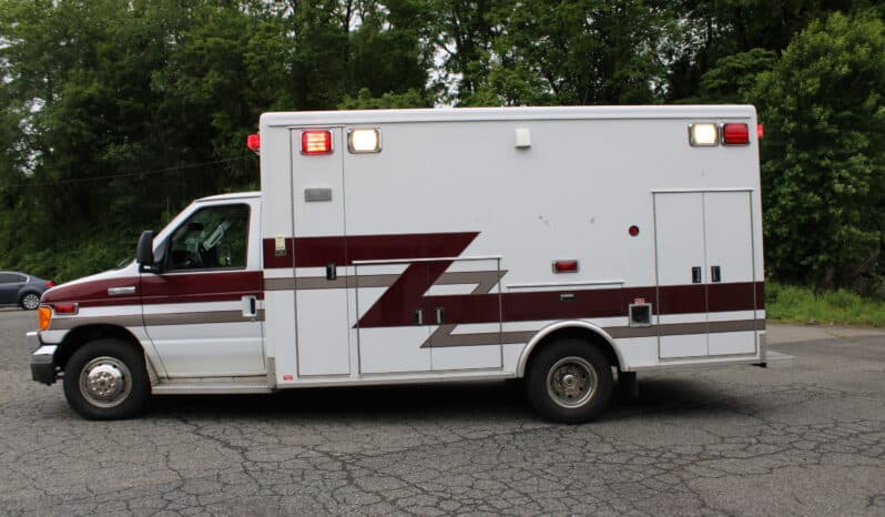 
								2006 E450 McCoy Miller Ambulance with 61k mi full									