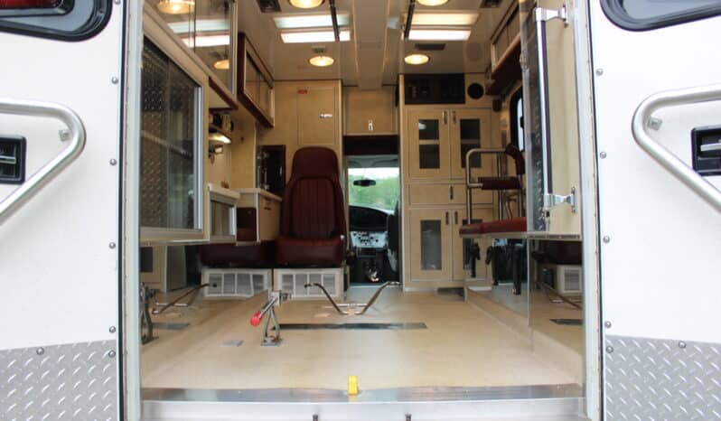 
								2006 E450 McCoy Miller Ambulance with 61k mi full									