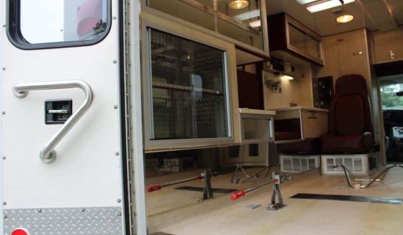 
								2006 E450 McCoy Miller Ambulance with 61k mi full									