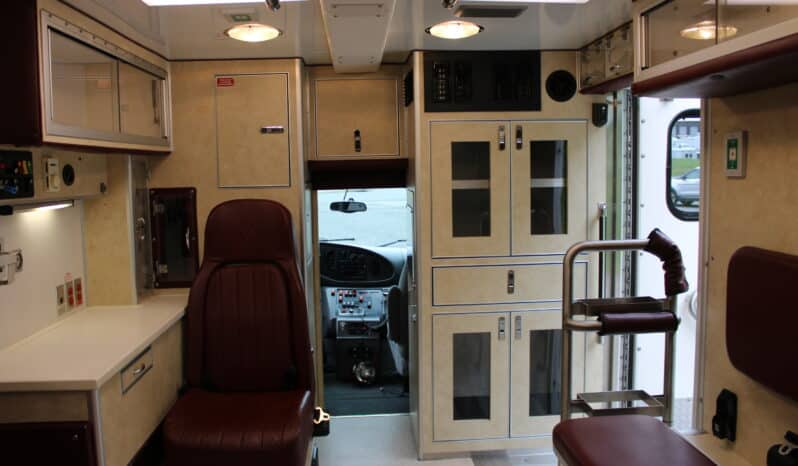 
								2006 E450 McCoy Miller Ambulance with 61k mi full									