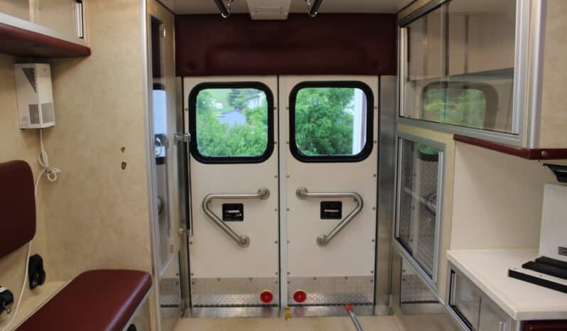 
								2006 E450 McCoy Miller Ambulance with 61k mi full									