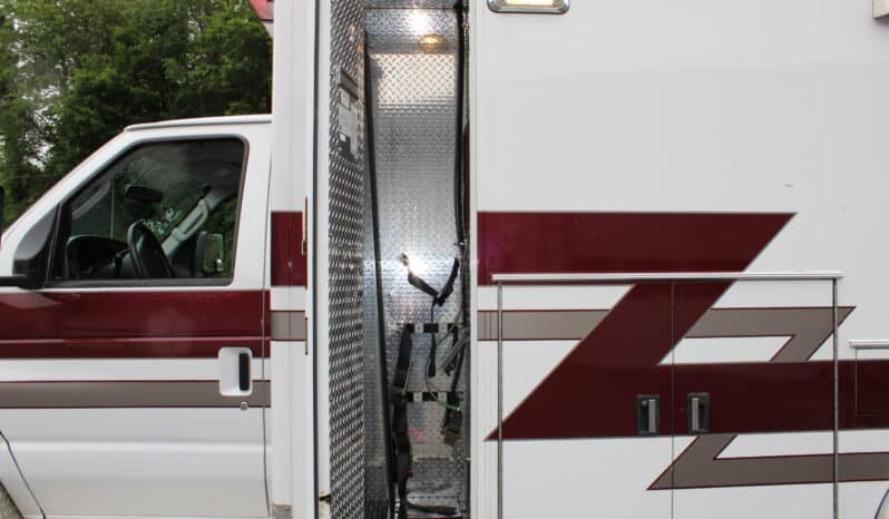 
								2006 E450 McCoy Miller Ambulance with 61k mi full									